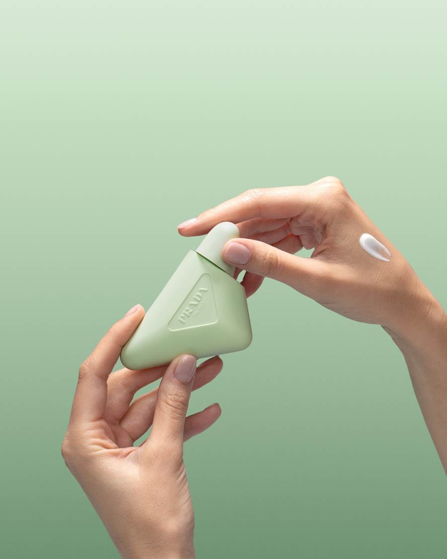 كريم PRADA HAND من علامة PRADA BEAUTY ليدين أكثر شباباً