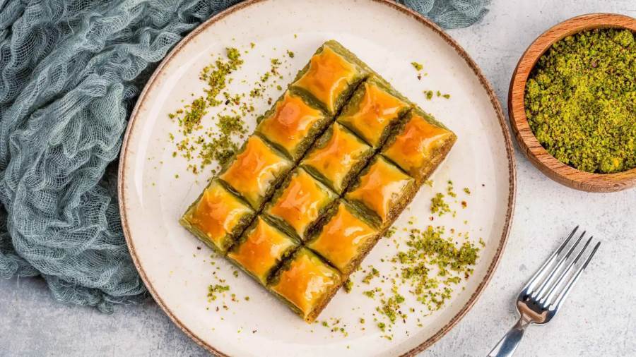 طريقة عمل البقلاوة التركية بالفستق خطوة بخطوة