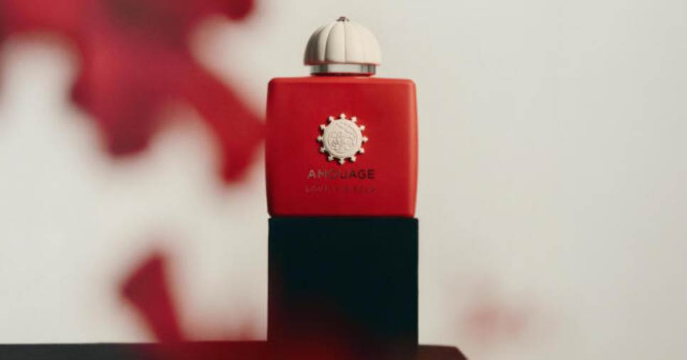 عطر "Love Hibiscus" من علامة أمواج، أنوثة غامضة تنبض بالحياة