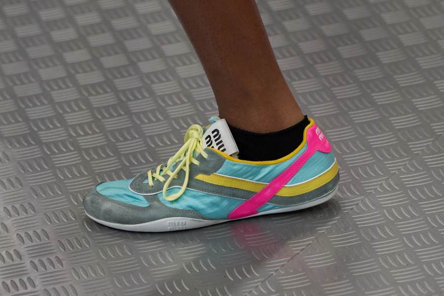  أبرز موديلات أحذية السنيكرز لتتألّقي في ربيع وصيف 2026