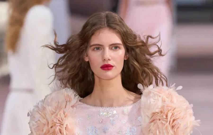 أبرز ألوان أحمر الشفاه الرائجة لربيع 2026