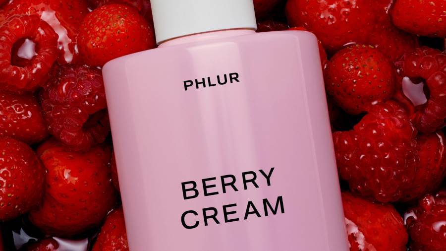 تألقي في الصباح بالرذاذ العطريّ بيري كريم Berry Cream من علامة  PHLUR