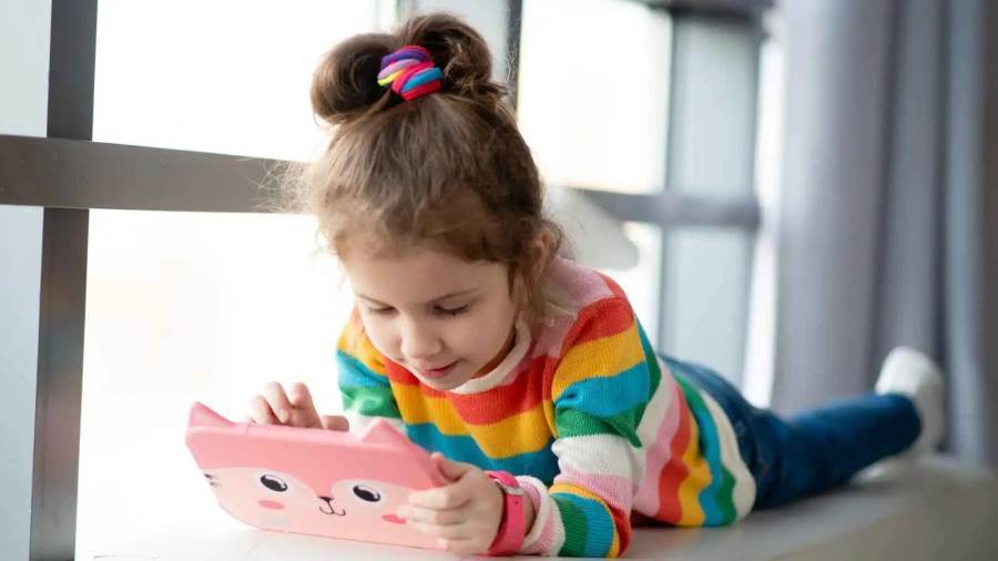 هل تؤثر الشاشات في تطوّر اللغة عند الطفل؟