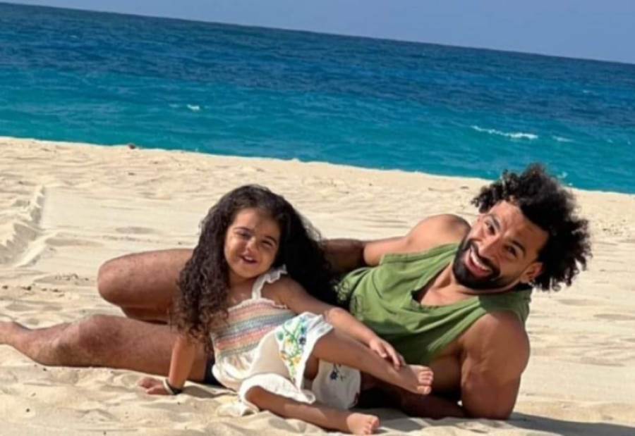 محمد صلاح يشارك جمهوره لحظات خاصة مع ابنتيه مكة وكيان