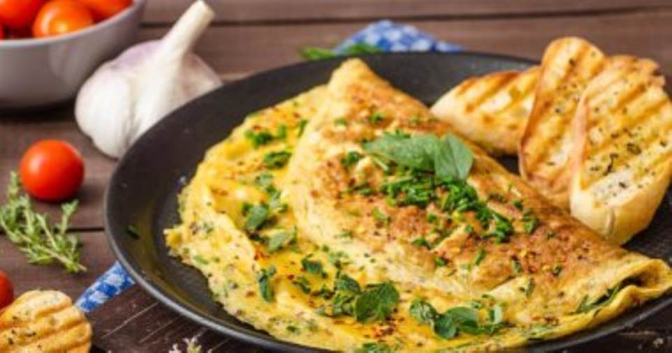 طريقة عمل أومليت السبانخ لفطور صحي