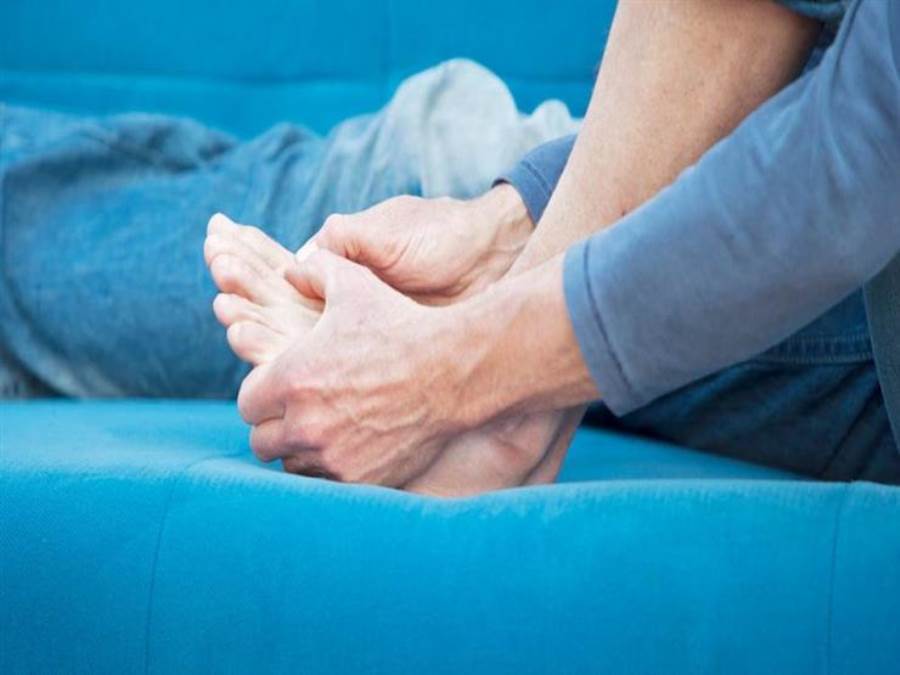 ما سبب ثقل القدمين عند الاستيقاظ صباحًا؟