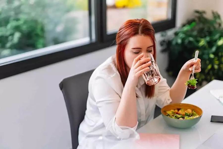 هل شرب الماء أثناء تناول الطعام يزيد الوزن؟
