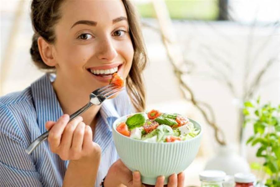 خبراء التغذية يخبرونك بالموعد الأفضل لتناول العشاء