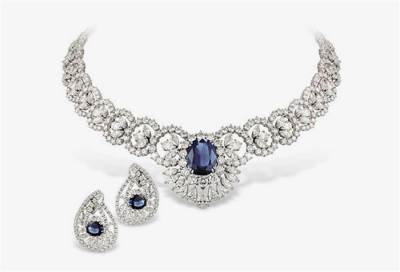 مصممو أزياء يبرزون .. إبداعهم فى قطع مجوهرات