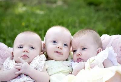 تحدث مرة كل 25 مليون حمل ..3 تواءم من رحمين لسيدة بريطانية.