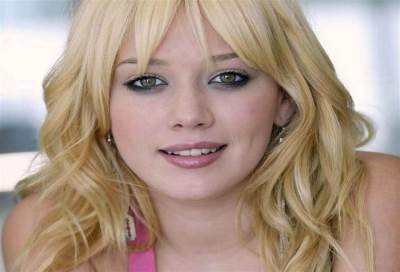 الأميركيون يطالبون هيلاري داف بالتوقف عن الغناء لأنها تزعج أذانهم 