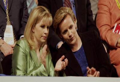 رغم أنها مثلية .. أبنة ديك تشيني تلد مولود ذكر مجهول الأب