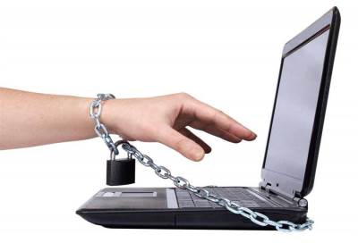 " إدمان الإنترنت"  وآثاره الجسدية والنفسية