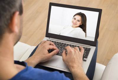 الهند تجيزالزواج عبر الإنترنت .. وزيجات عقدت في مكة عبر الـ"ويب كام"