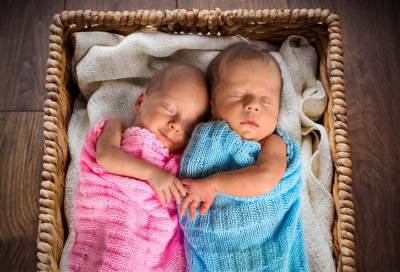 معجزة تحدث بنسبة واحد في المليون .. مولودتين في يوم واحد لأم واحدة ولكنهما ليستا توأم !