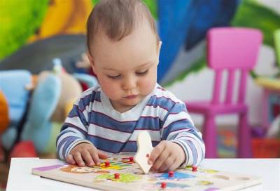 المواد الملونة المضافة للأطعمة تؤثر في سلوك وتركيز الأطفال