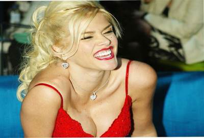 بسبب كتاب جديد حول حياتها .. المشاكل تطارد أنا نيكول حتى بعد وفاتها 