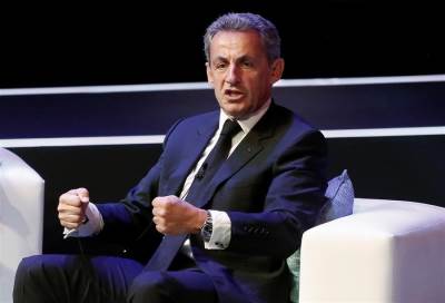 مذيعة فرنسية تلجأ إلى القضاء لنفي علاقة لها مع ساركوزي