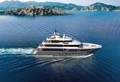 بحثا عن الهدية المثالية .. زمن العطر ولى وجاء زمن الطائرات واليخوت