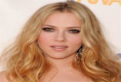 سكارليت جوهانسون .. بعد التمثيل والأغراء تتحول الي الغناء