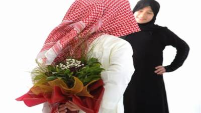 سعوديون يحتفلون بعيد الحب بأساليب "مموهة" لتجنب منع "الهيئة"