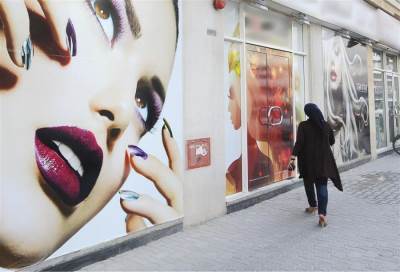 الصالونات يقصدها البعض للمظهر وأخرون للتنفيس عن الصدر