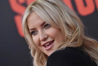 كاتي هودسون تعترف "أحب شكلي ببقايا المكياج صباحا"