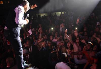 اتهامات لتامر حسني باستئجار فتيات لإثارة حالة هستيرية حوله لزيادة شهرته ومبيعات حفلاته