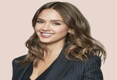 جيسيكا ألبا تضع مولودة .. وترفض بشدة تصوير طفلتها