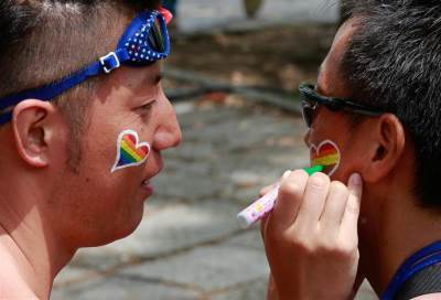 المثليون يهرعون لكاليفورنيا بعد يوم من اعترافها رسمياً بزواج الشواذ