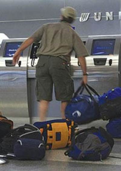 مع الرسوم الباهظة على الوزن .. كيف تخفف حقائبك عند السفر؟