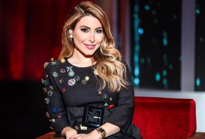 بساطة يارا تخطف الأضواء من الفساتين العارية 