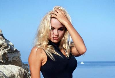 هل تعيش باميلا أندرسون علاقة حب ساخنة مع شخصية إماراتية بارزة ؟