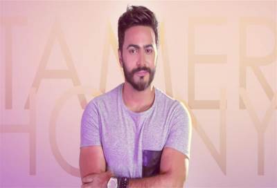 تامر حسني يتبرأ من قبلة الفتاة الكويتية .. والنيابة تحقق فيها