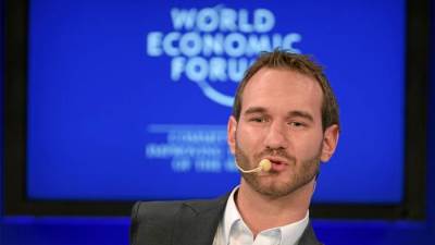 بدون ذراعين وساقين .. ويقود شركتين أمريكيتين