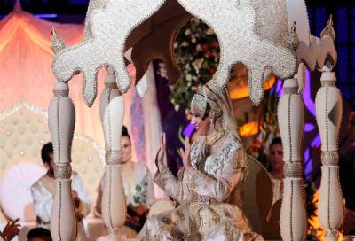 حمل العروس المغربية فوق «العمّارية» .. شرف وحماية والبعض يراها سحر