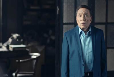 عادل إمام يؤكد خضوعه لعلاج بفرنسا من فيروس يؤدي للعمى