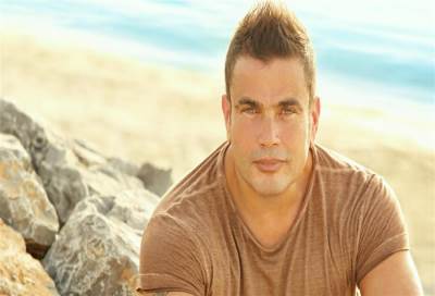 عمرو دياب ينفي اعتناق المسيحية .. ويعتبرها شائعة سخيفة