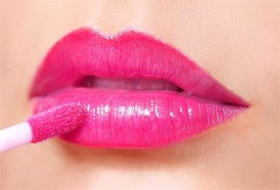 كلارنس تطرح ملمع شفاه يتفاعل مع لون البشرة