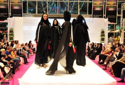 السعودية تشهد أول عرض أزياء بموافقة رسمية