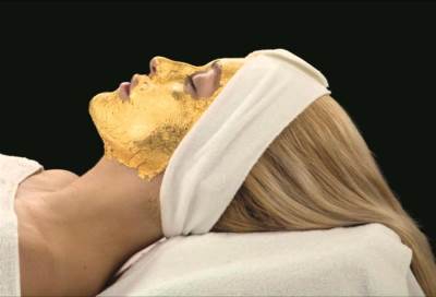 قناع الذهب .. أكسير الشباب للبشرة