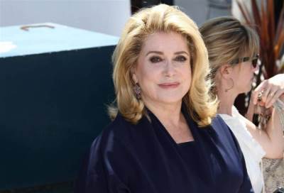 النجمة الفرنسية كاترين دونوف تحمل حقيبة من صنع سجينات لبنانيات