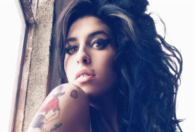 نقل إيمي وينهاوس إلى المستشفى بعد إصابتها بالجفاف