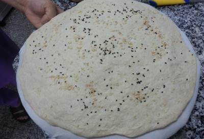 خبز التنور الأسمر .. يعود بنا إلى طعام الأجداد