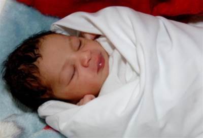 عراقية تضع طفلها بعد 40 سنه في بطنها .. ومولود لبناني فى فمه سنه ولايحتاج لختان