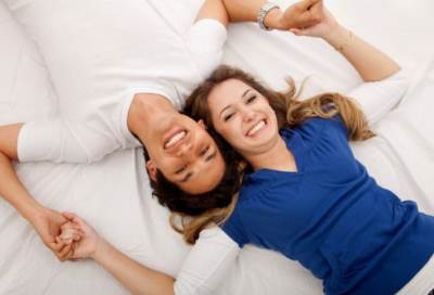 الحياة الزوجية .. تعزز صحة الزوجين والطلاق والترمل يضرهما