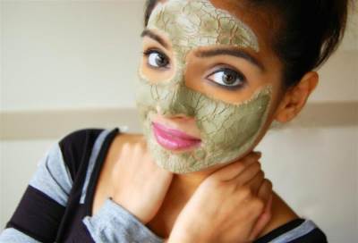 أقنعة الطين .. علاج لحيوية البشرة وأقنعة