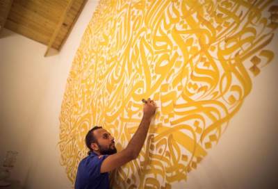 الخط العربي يقتحم عالم الديكور .. بتكوينات هندسية وتجريدية