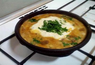 الأكل اليمني .. ألف طبق أشهرها «السلتة» ولحم «الحنيد»