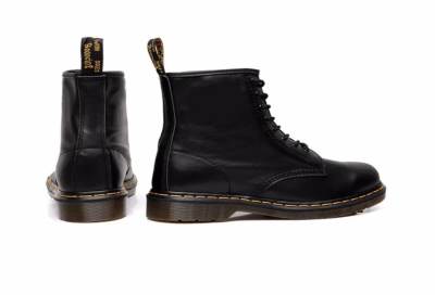 أحذية «دوك مارتينز» تحتفل بعامها الخمسين .. الفكرة ألمانية والتنفيذ بريطاني